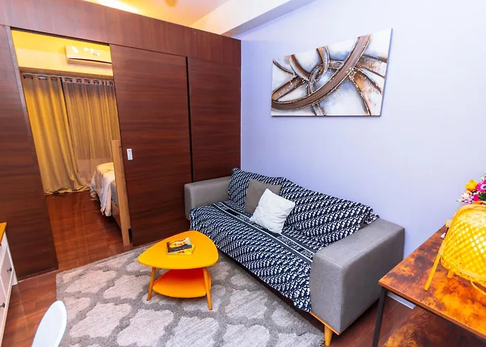 Chic Floating Penthouse Makati Gym Air Gym Swim Park 300mb Манила
