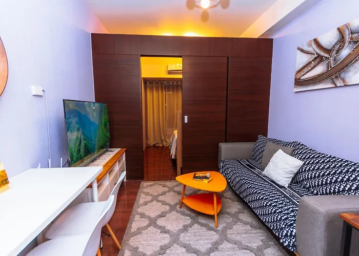 Chic Floating Penthouse Makati Gym Air Gym Swim Park 300mb Манила